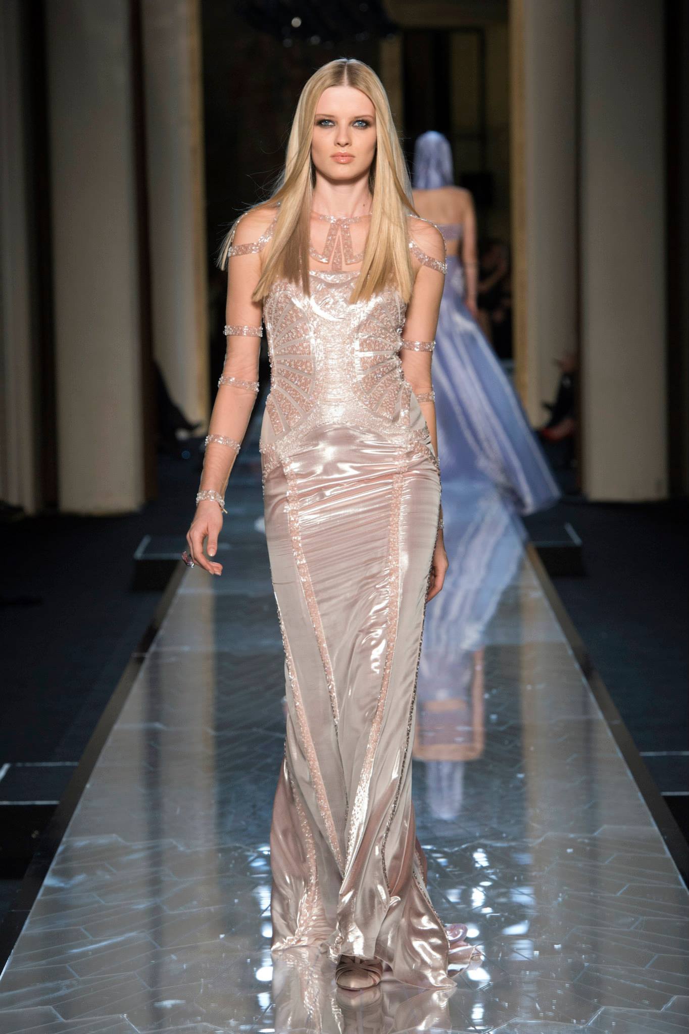 Съвременна богиня от Atelier Versace 