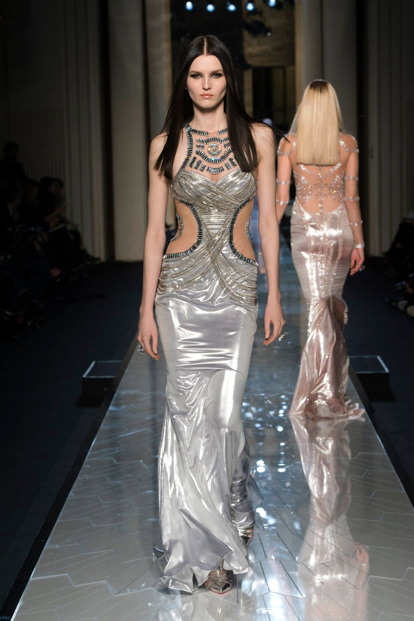 Съвременна богиня от Atelier Versace 