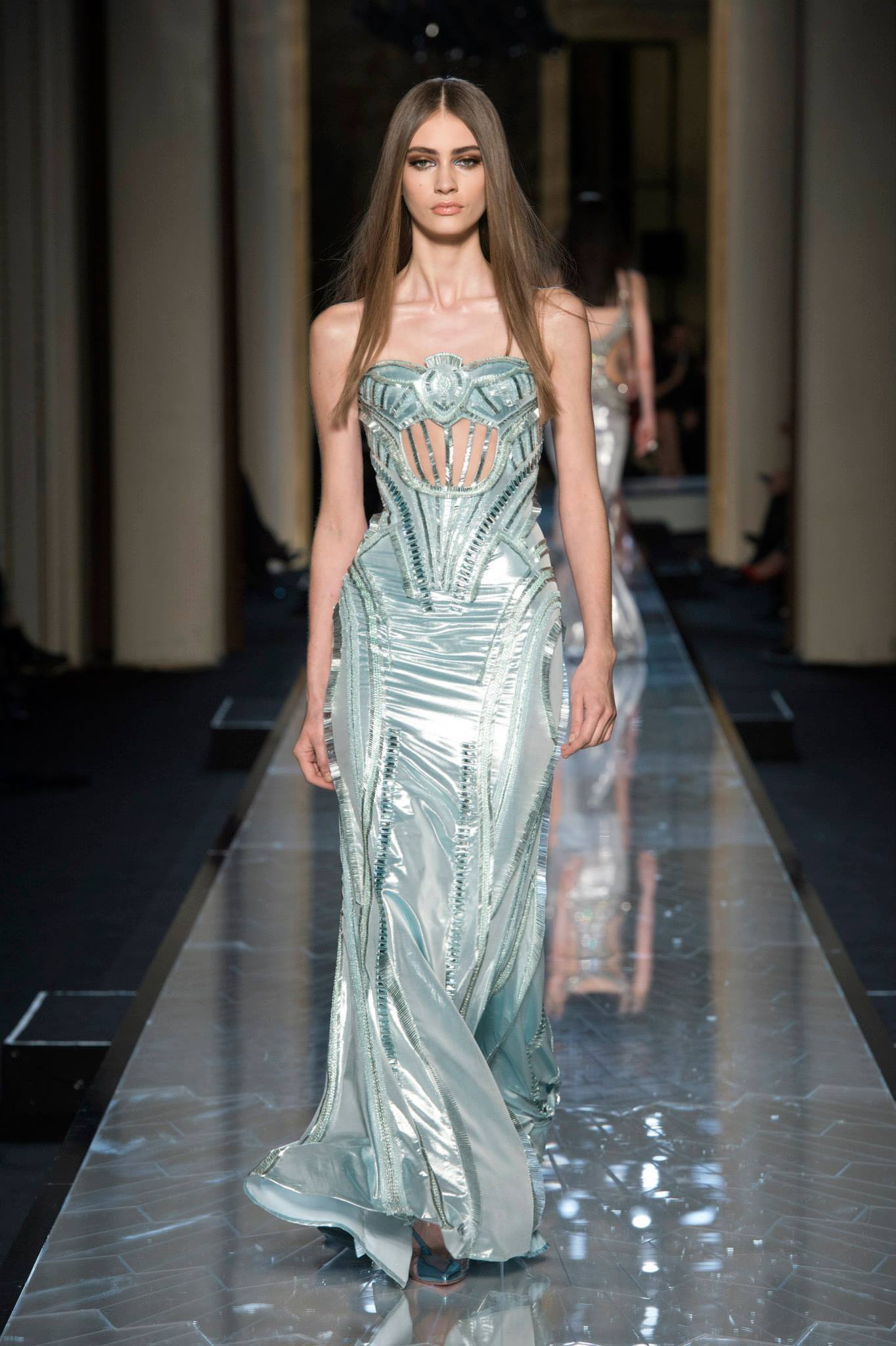 Съвременна богиня от Atelier Versace 