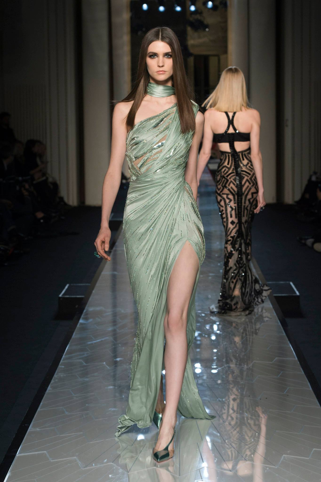 Съвременна богиня от Atelier Versace 