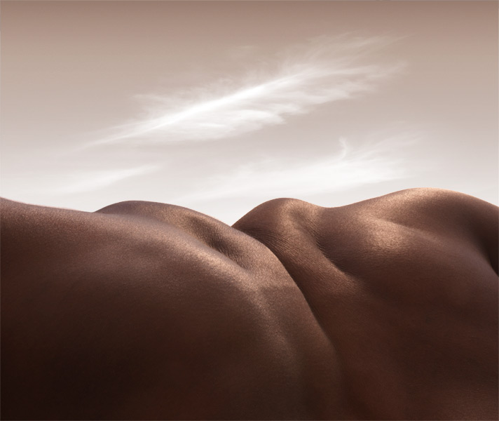Планини от голи мъжки тела