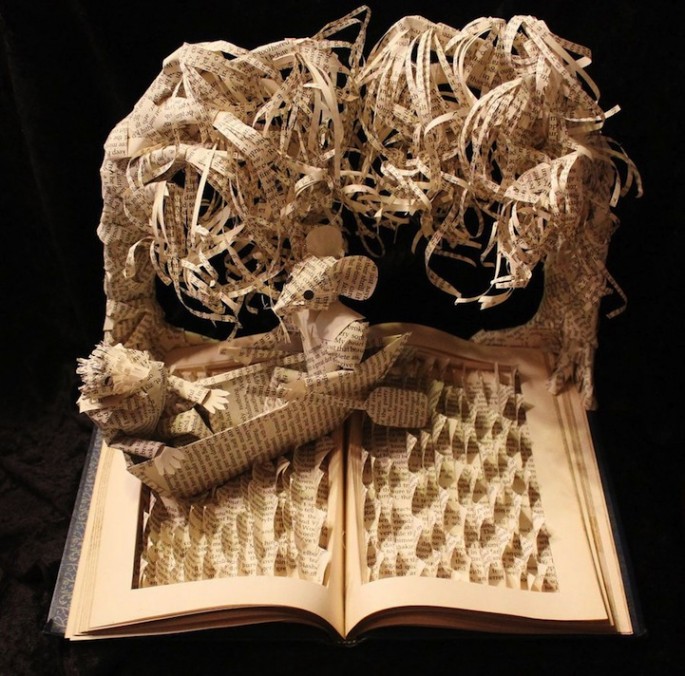 Скулптури от разкъсани книги