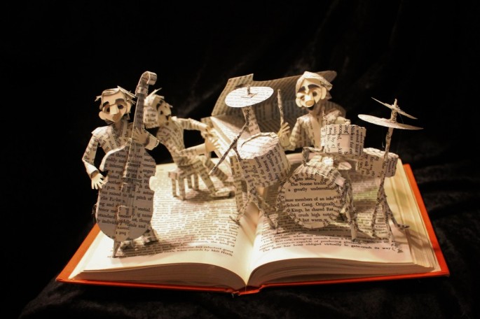 Скулптури от разкъсани книги