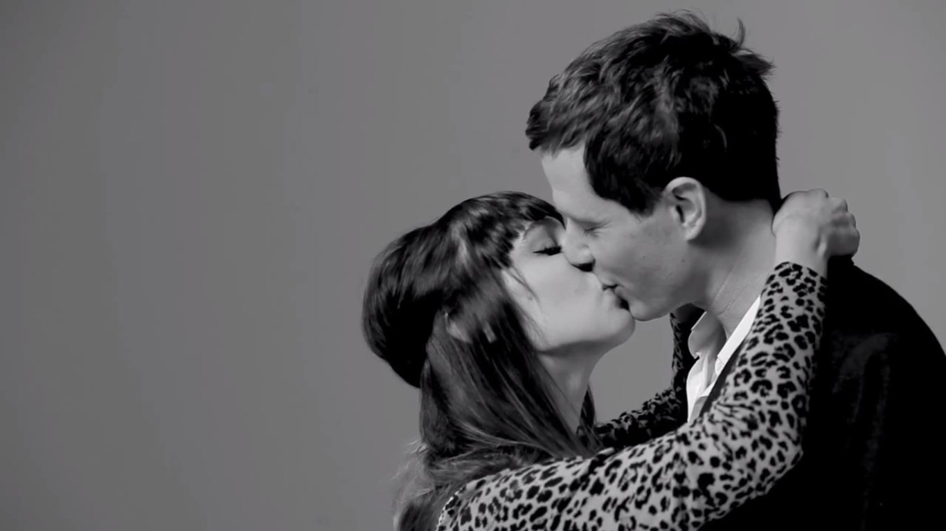 Видео: 20 напълно непознати се целуват за първи път