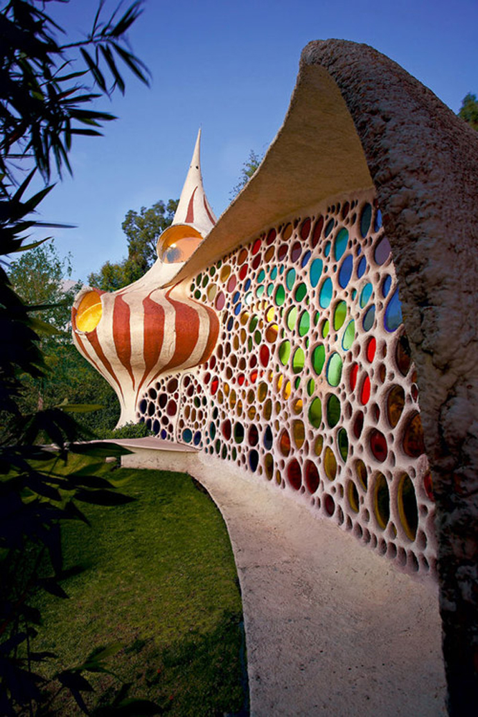 Уникална къща във формата на цветна черупка