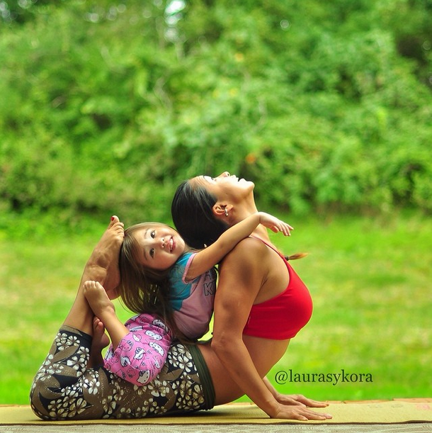 Майка учи децата си на йога (вълнуващи снимки)