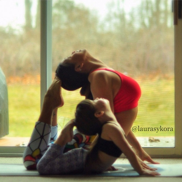 Майка учи децата си на йога (вълнуващи снимки)
