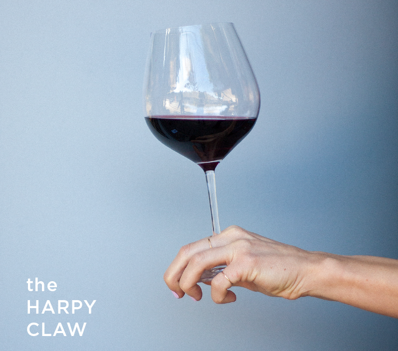 15 начина да държим чаша за вино. Кой е правилният?