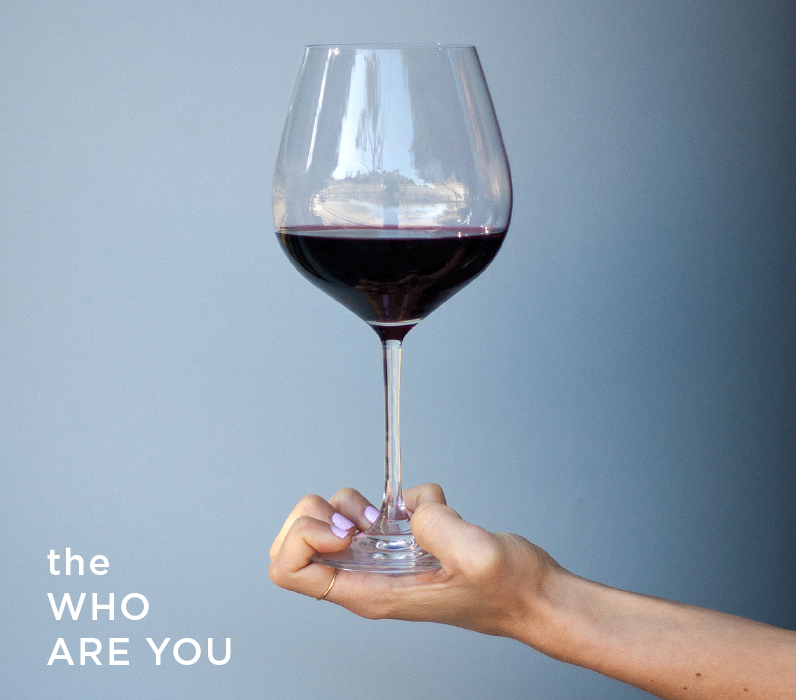 15 начина да държим чаша за вино. Кой е правилният?