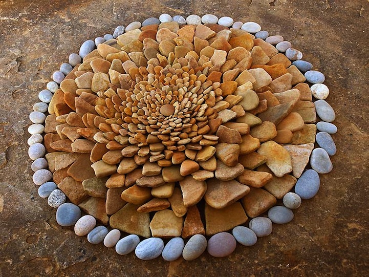 Зашеметяващи произведения от камъни и листа