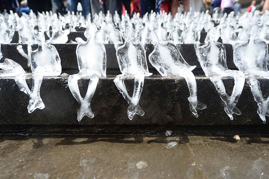 5000 топящи се фигури от лед