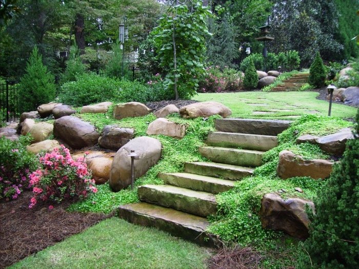 Зеленина и камъни – перфектната комбинация за двора