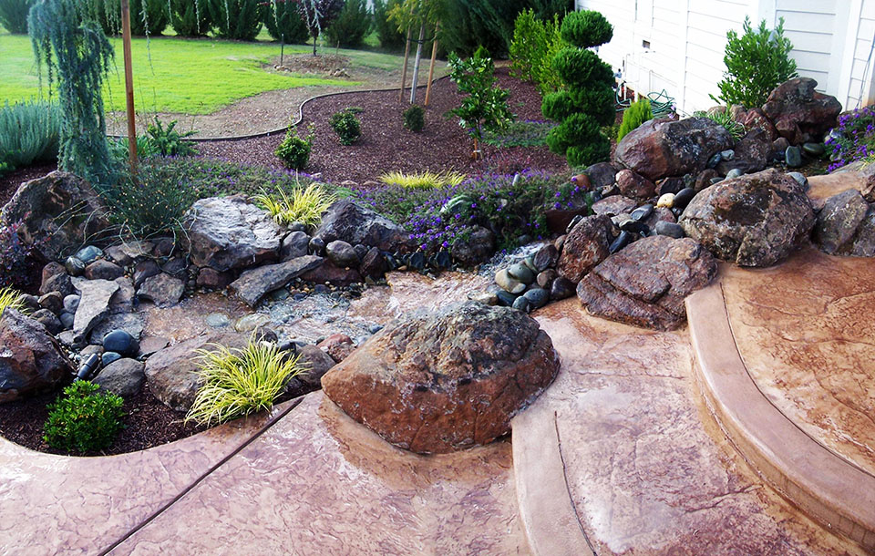 Зеленина и камъни – перфектната комбинация за двора