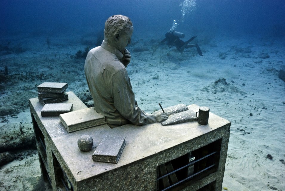 Изумително! Цял музей със скулптури под водата