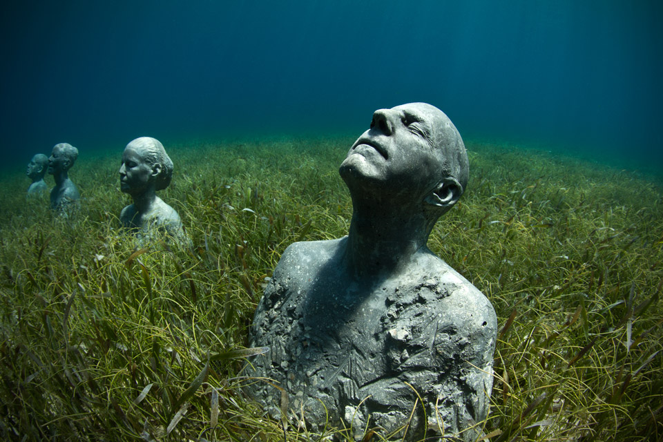 Изумително! Цял музей със скулптури под водата