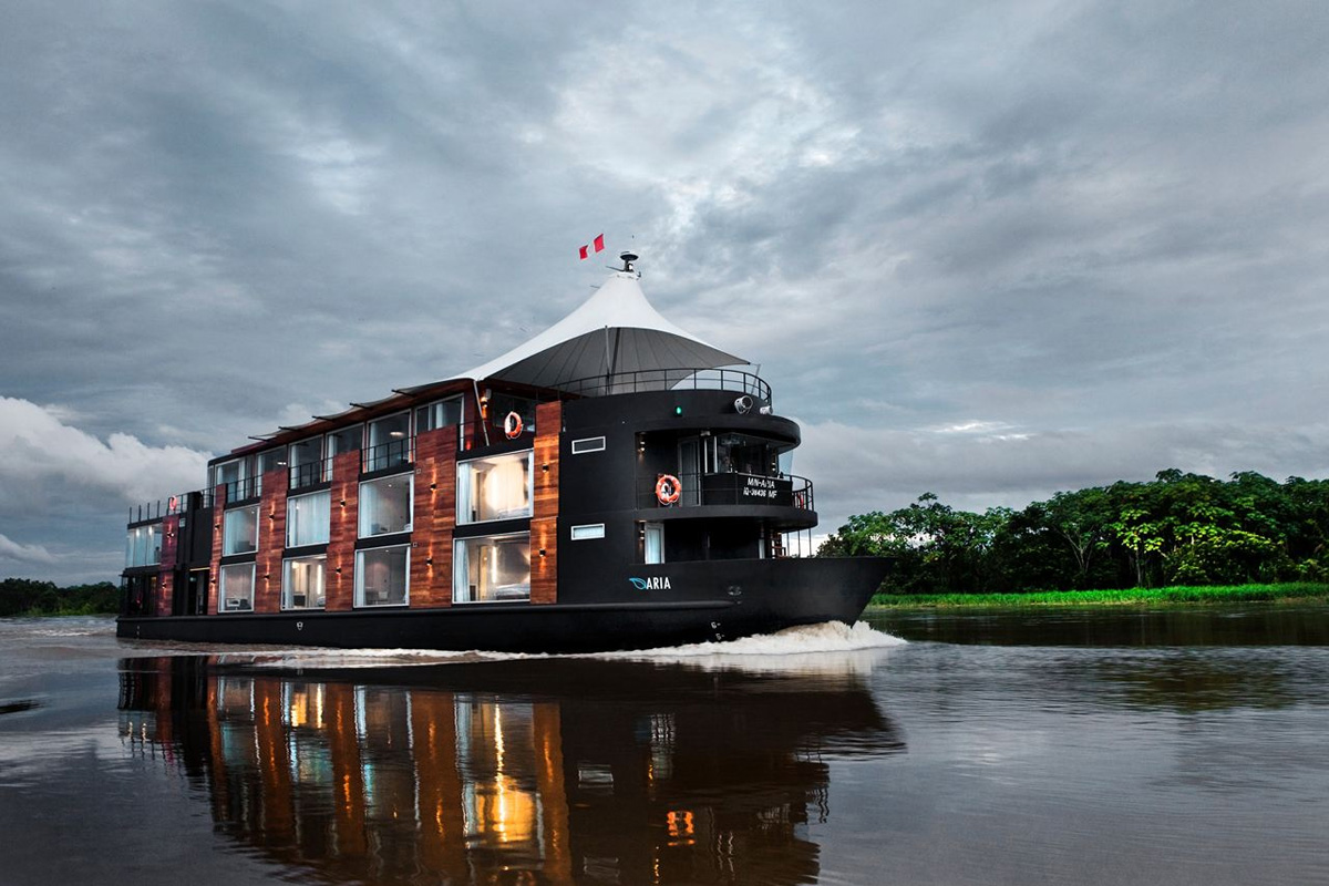 Хотел, плаващ по водите на Амазонка