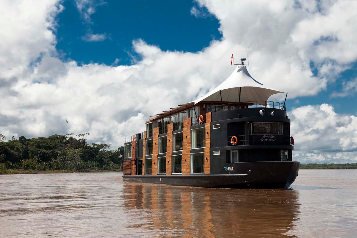 Хотел, плаващ по водите на Амазонка