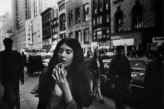 Мацки по улиците, кафенетата и баровете на Ню Йорк през 60-те и 70-те