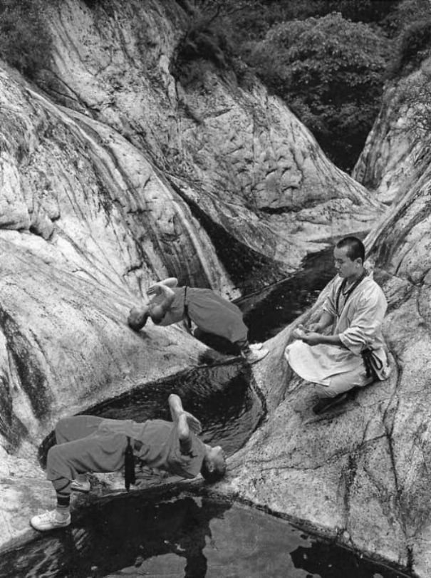 Спиращи дъха снимки, показващи тренировките на монасите от Шаолин