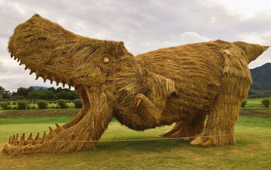 Огромни сламени скулптури на животни