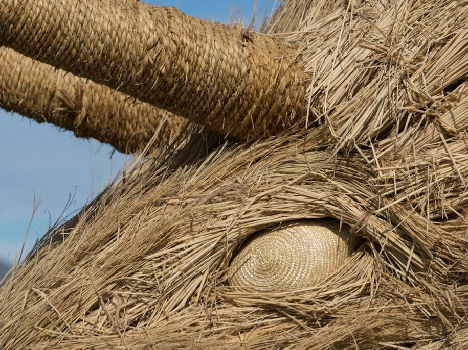 Огромни сламени скулптури на животни