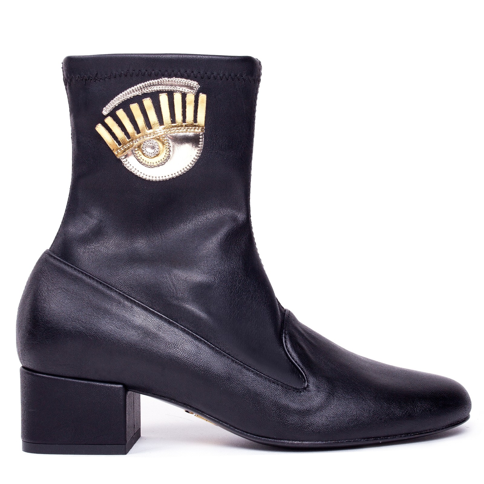 Флиртуващите обувки на Киара Ферани