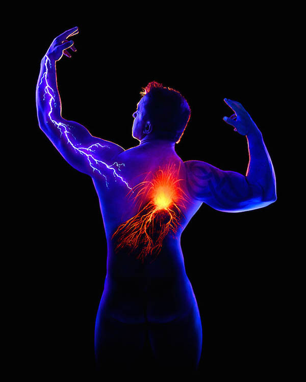 Уникални светещи рисунки върху човешки тела