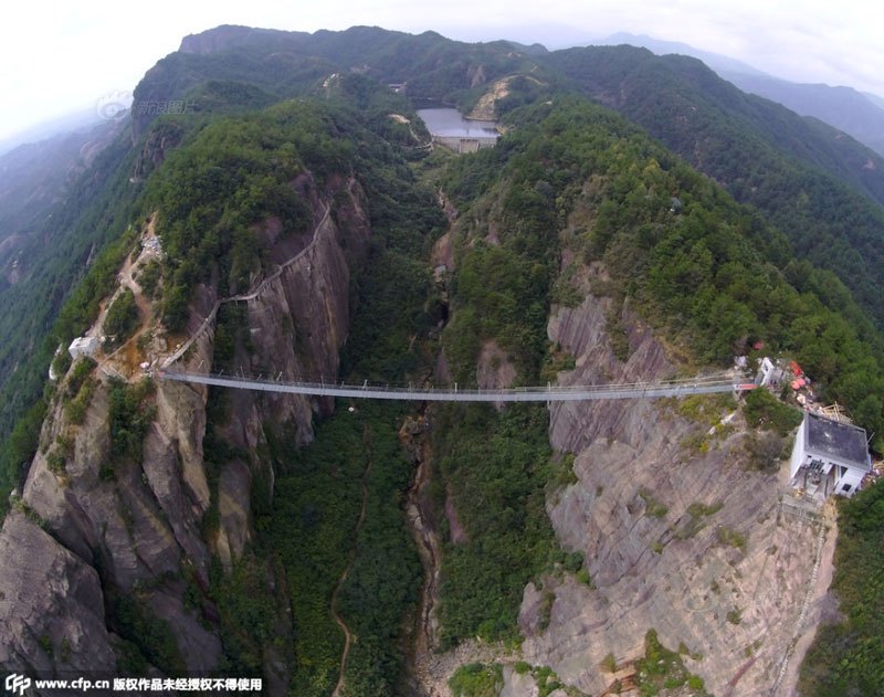 Стъклен мост, извисяващ се на 180 метра