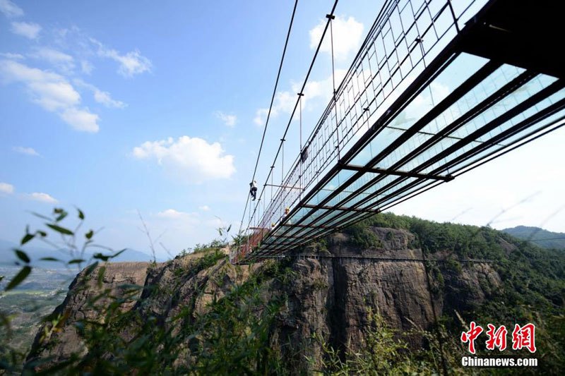 Стъклен мост, извисяващ се на 180 метра