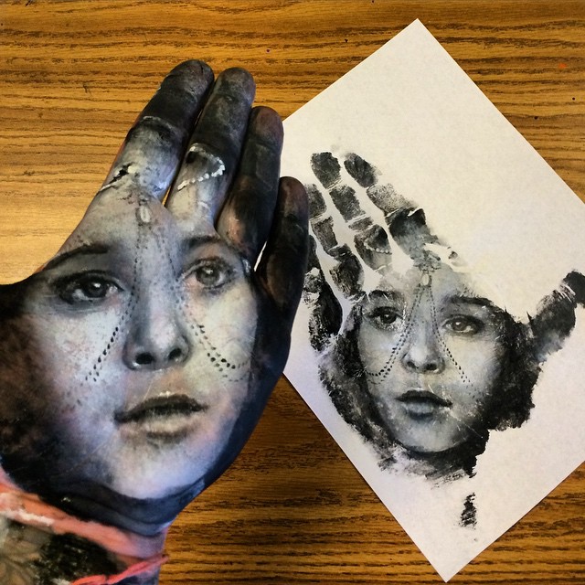 Портрети, нарисувани върху ръка и отпечатани на хартия