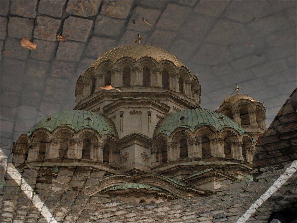София, отразена в дъждовните локви