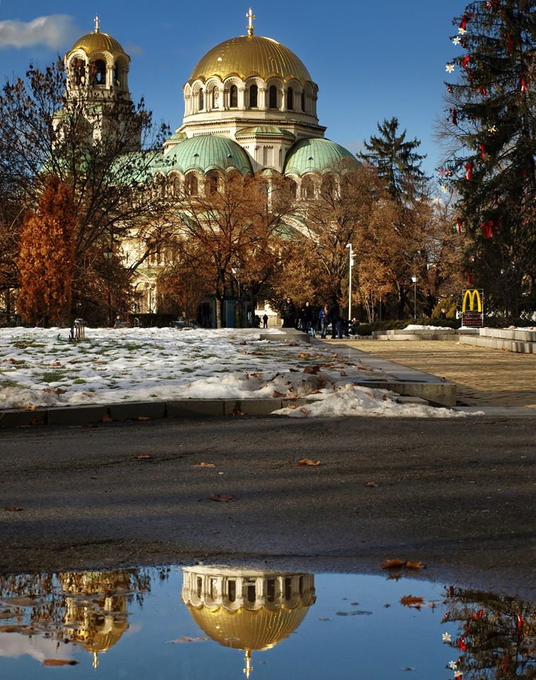 София, отразена в дъждовните локви