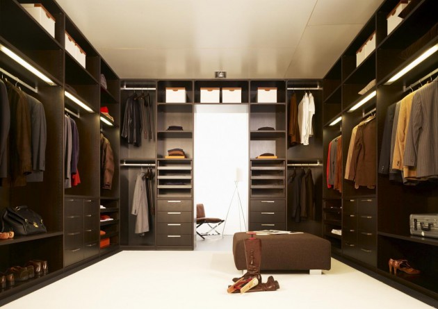 Специална стая за дрехи и обувки