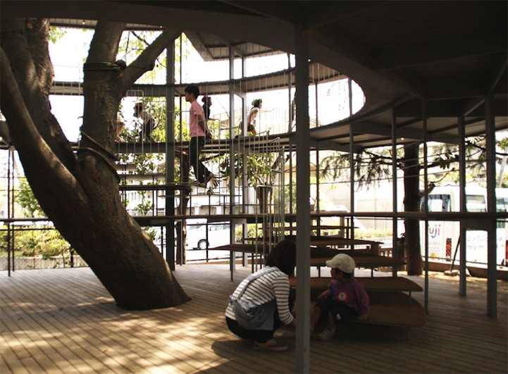 Детска площадка около дърво с интересна история