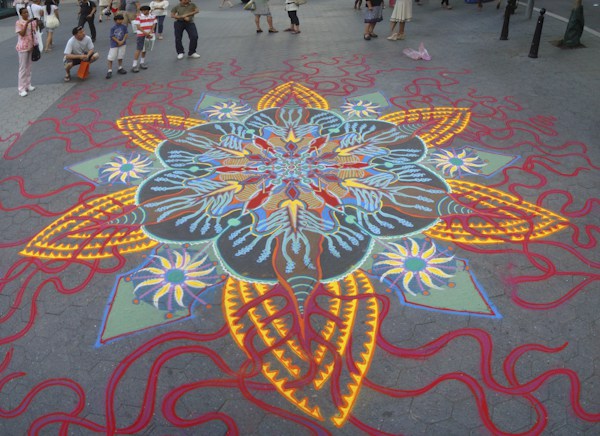 Огромни улични рисунки от цветен пясък