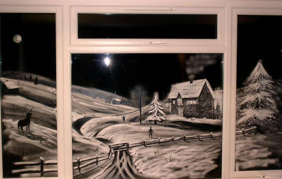 Прекрасни снежни рисунки върху прозорци