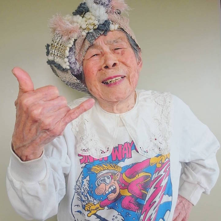 93-годишна баба е модел на цветните плетива на своята внучка