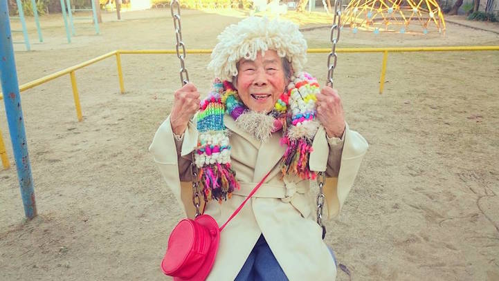 93-годишна баба е модел на цветните плетива на своята внучка