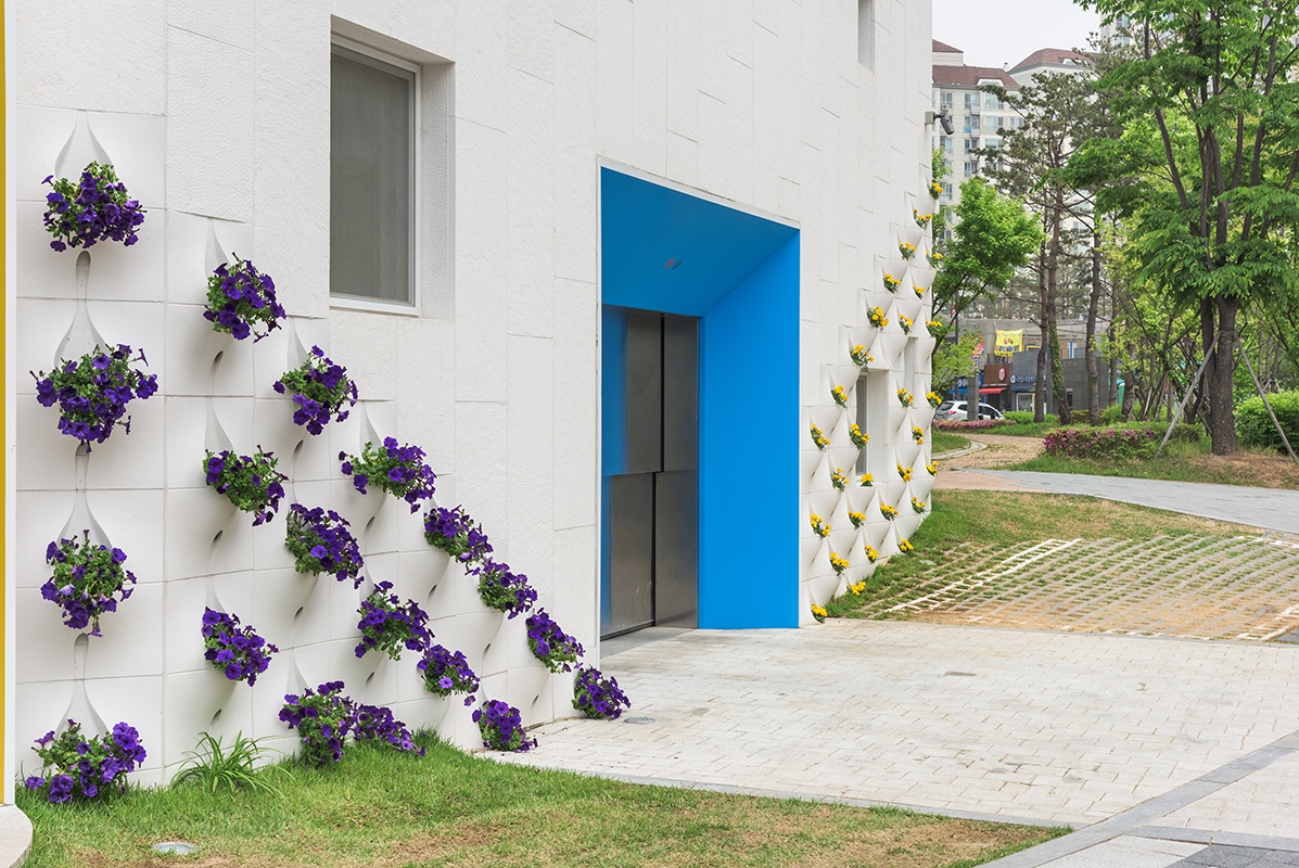 Саксии за цветя, вградени във фасадата на жилищна сграда