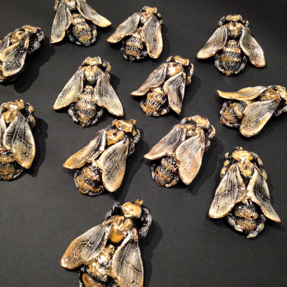 Нашествие от хиляди керамични насекоми