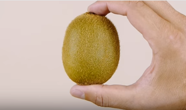 Как да обелите киви, авокадо или манго само за няколко секунди (видео)