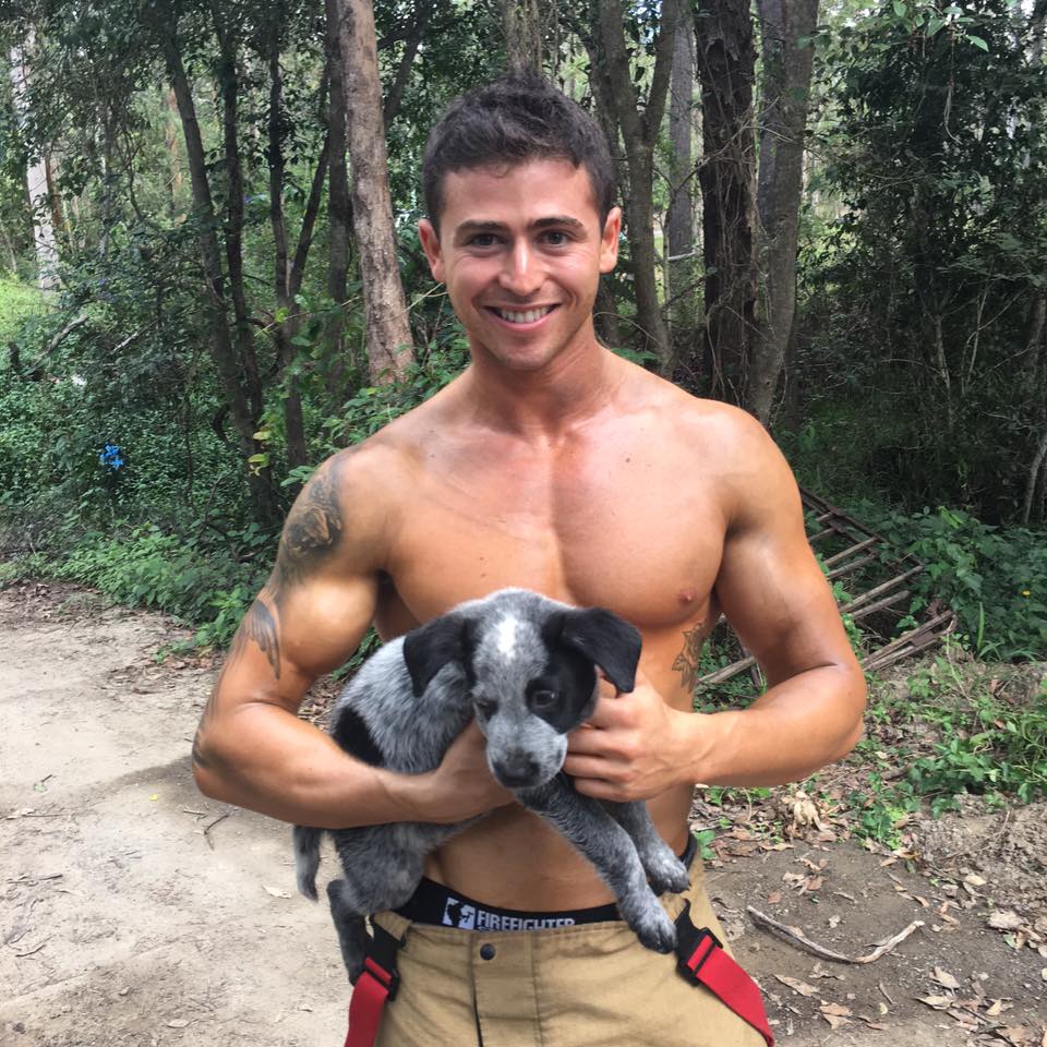 Горещи пожарникари позират с малки кученца