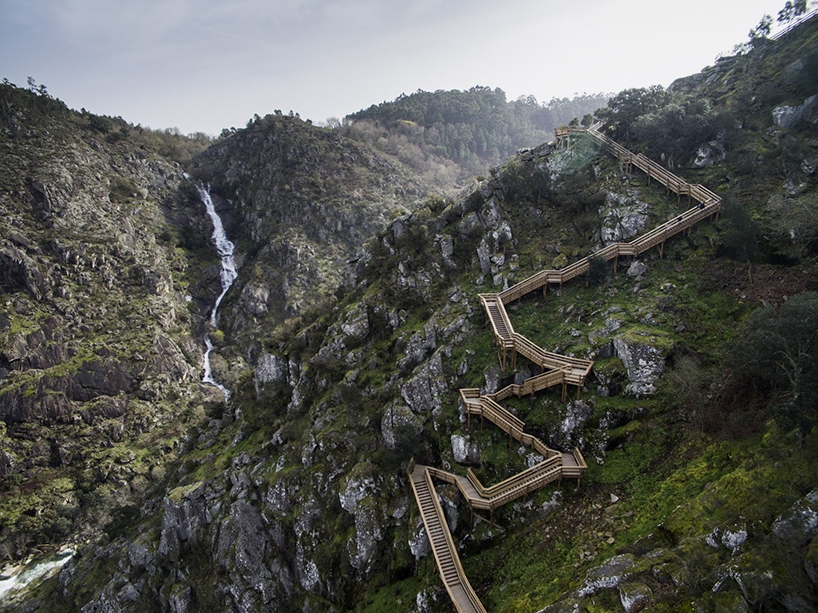 Пътека, водеща сред непокътнатата природа на Португалия