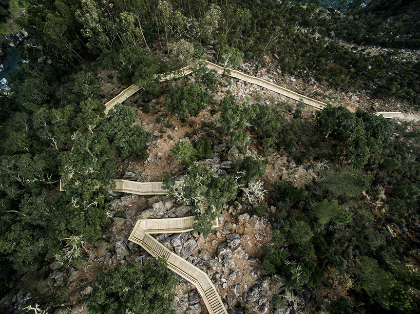 Пътека, водеща сред непокътнатата природа на Португалия