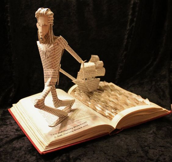 Впечатляващи скулптури от стари книги