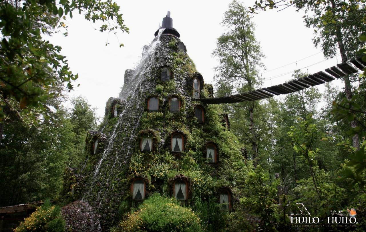 Хотел в планината, покрит с растителност