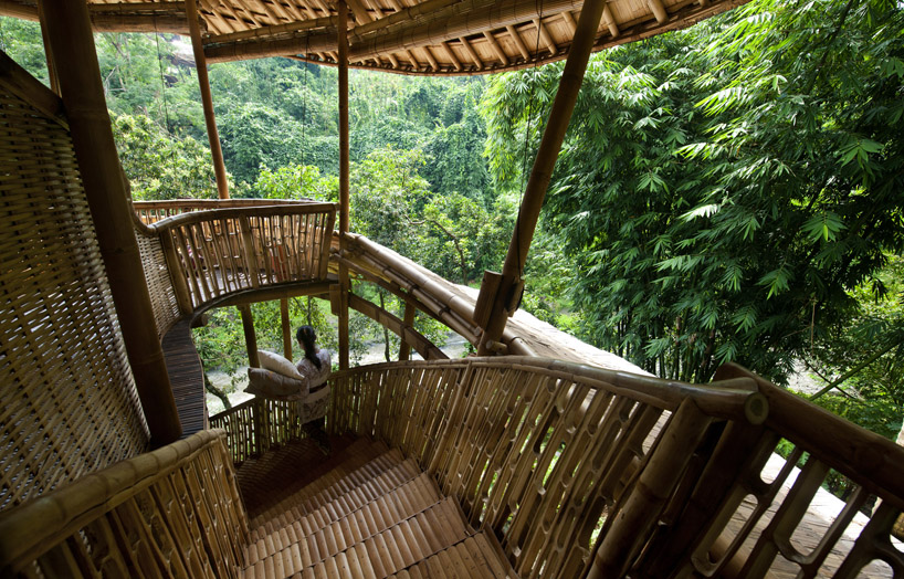 Зелено село от бамбукови къщи