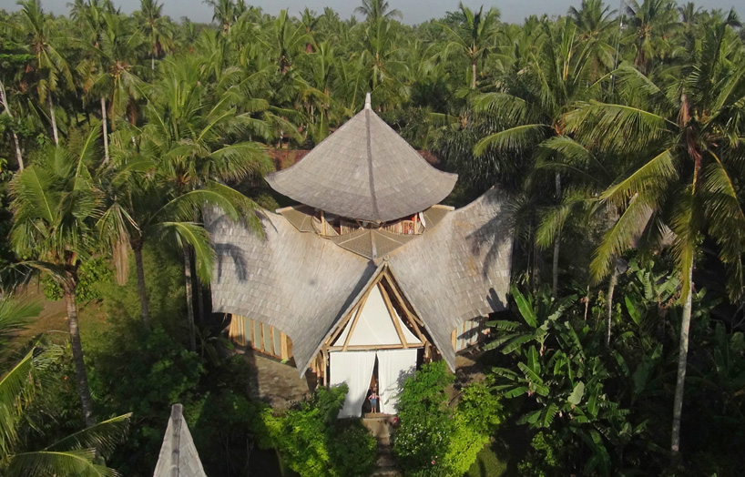 Зелено село от бамбукови къщи