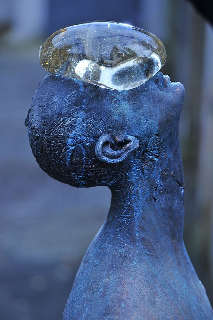 Уникална скулптура, символизираща вътрешния диалог на човек