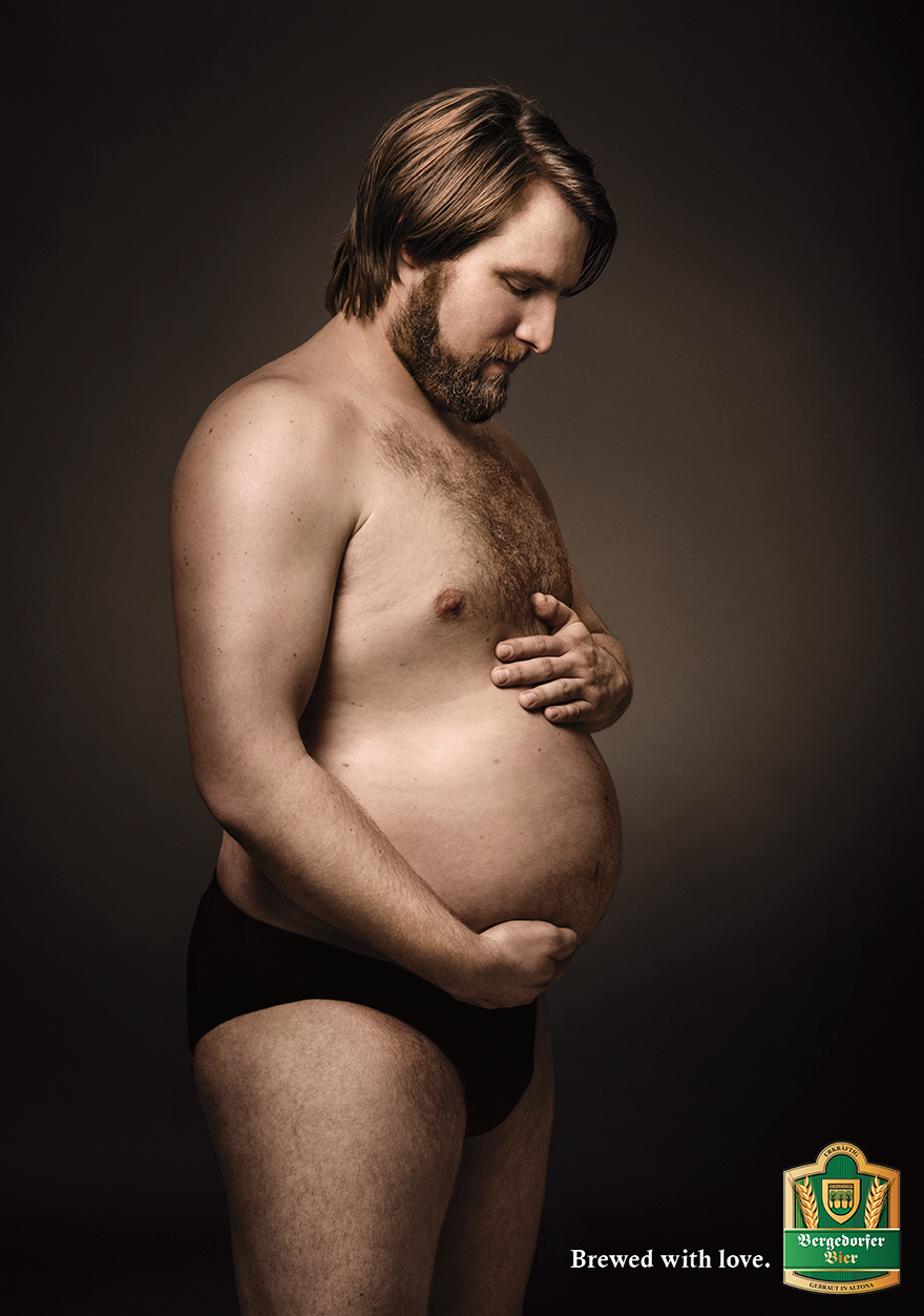 Мъже с бирени коремчета позират като бременни